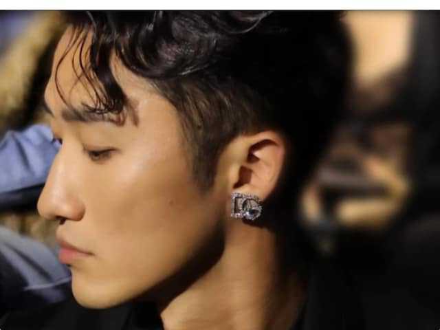 dolce&gabbana ピアス　岩本照着用 岩本照、ドルガバ高級パジャマ姿に「大人の色気ありまくり