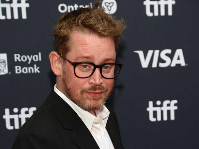 大人になったケビン！ マコーレー・カルキンが『ホーム・アローン』風