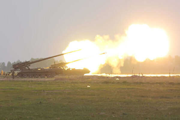 ロシア軍の“長大な輸送路”ウクライナ軍の特殊作戦により爆破 炎上する