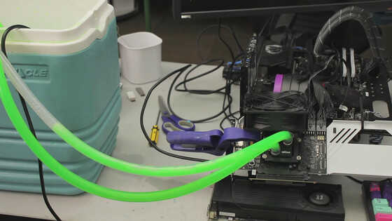 車の不凍液と池のポンプでIntel Arc GPUのオーバークロック世界記録を