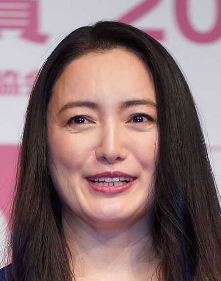 17歳で大胆グラビア、夫の“通い不倫”を乗り越えて…仲間由紀恵46歳の