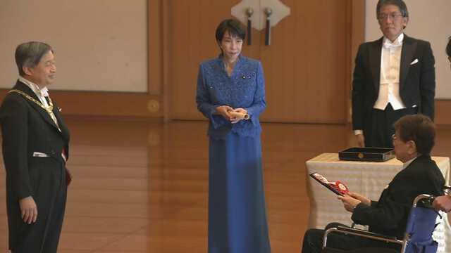 秋の叙勲」大綬章親授式 高市総理が夫・山本拓さんに勲記を手渡す場面