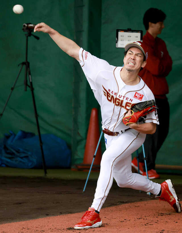 楽天】 前田健太が背番号と同じ18球 キャンプ初日からブルペン入り