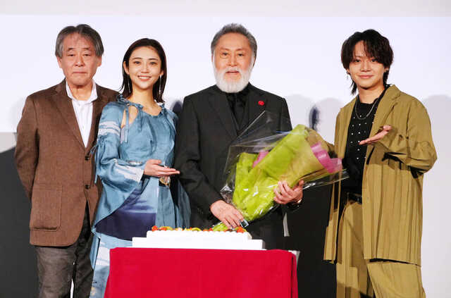 北大路欣也、83歳目前にサプライズ誕生日ケーキ「こんなにも多くの