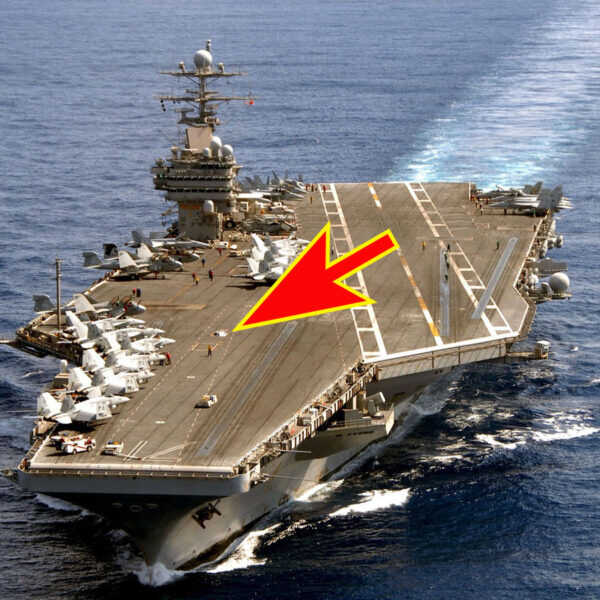 アメリカ海軍 女性空母飛行甲板士官(燃料班) 空母の甲板ど真ん中「謎の小部屋」がニョキッ!? 邪魔すぎる場所にある
