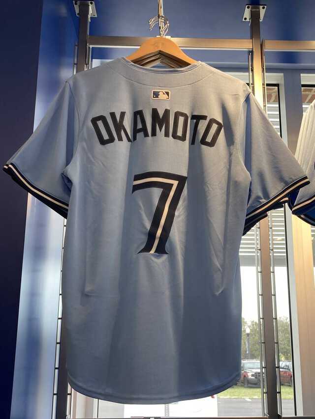 売り切れていた岡本和真のユニホームが再入荷された|au Webポータル