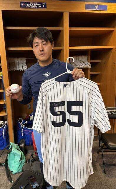 岡本和真にサプライズプレゼント 松井秀喜氏のサイン入りヤンキース