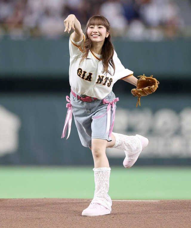 巨人】ももいろクローバーZの佐々木彩夏がダイナミックフォームで始球