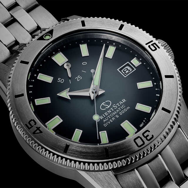 オリエントスター75周年の限定ダイバーズはブルーからブラックへ移ろう