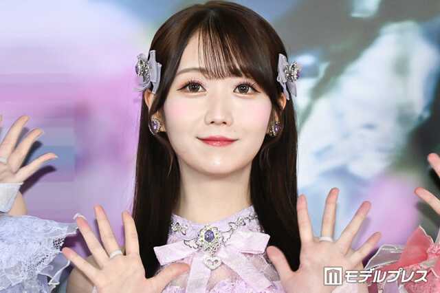LOVE大谷映美里、ショートトップス×ミニスカで美スタイル披露 バッグ