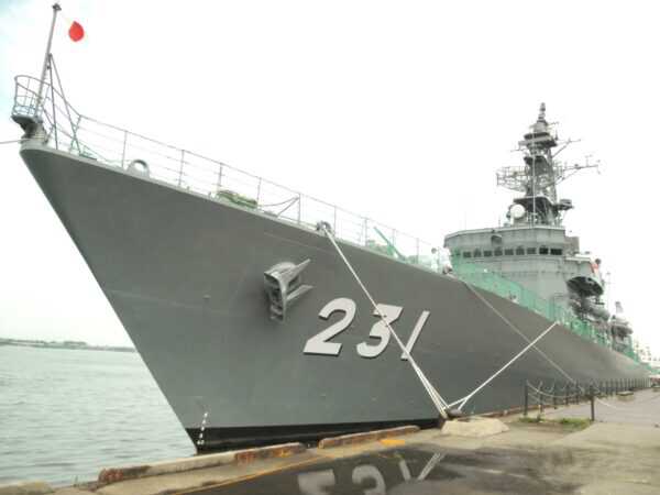 ベテラン護衛艦の主砲が火を噴いた！ 対水上射撃の瞬間を捉えた