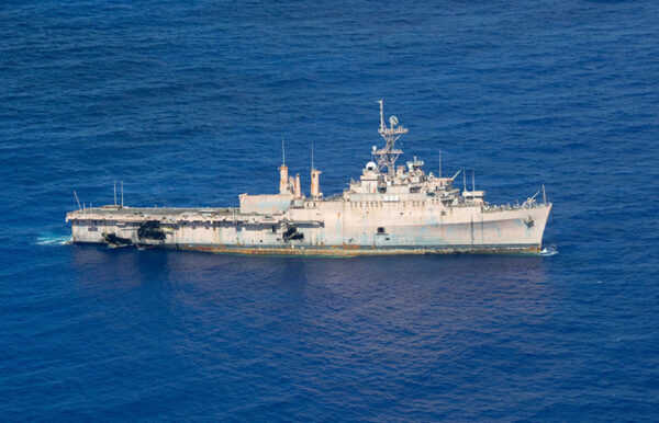 海自潜水艦 アメリカ海軍の“歴戦の揚陸艦”を標的に魚雷発射！ 実弾演習