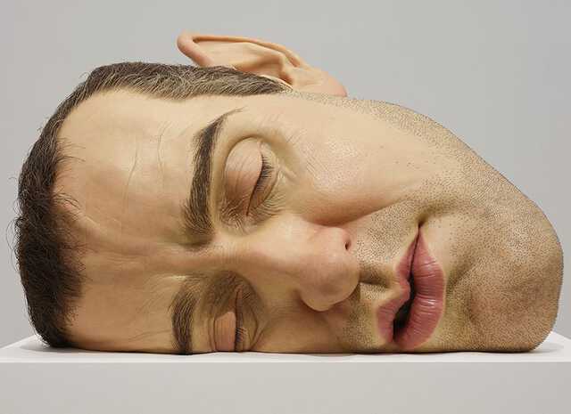 巨大な頭蓋骨100個が展示室を埋め尽くす！ ロン・ミュエクの個展が森