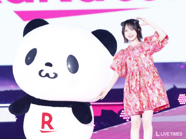 なえなの、花柄ミニワンピで美脚披露。お買いものパンダとのキュートな