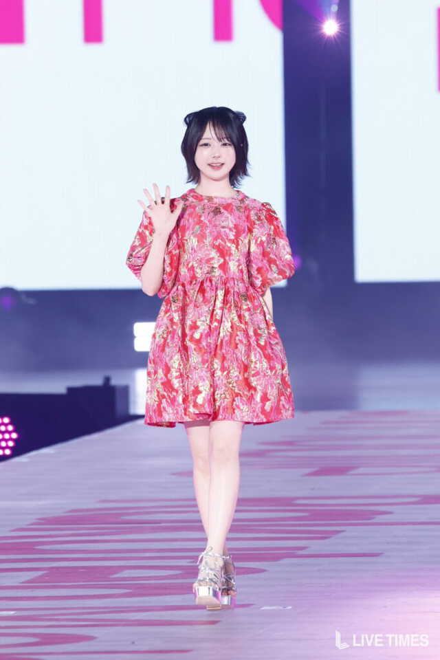 なえなの、花柄ミニワンピで美脚披露。お買いものパンダとのキュートな