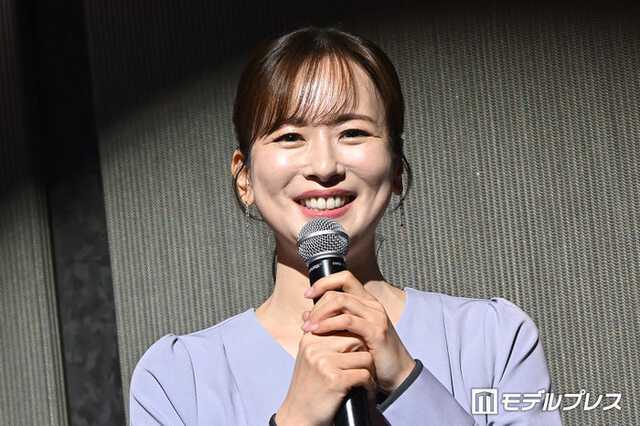 皆藤愛子アナ、ノースリーブで二の腕スラリ 華やかレースワンピ姿に