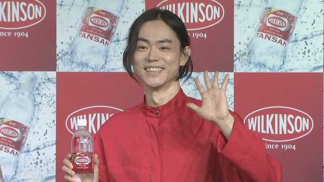 菅田将暉】人生初のチェーンソーで氷削り体験！ “B級ホラー”風ポーズ