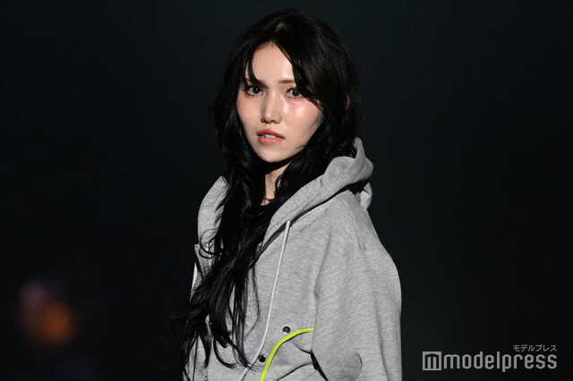 IS:SUE・NANO（釼持菜乃）抜群スタイル＆ニヤリと微笑む表情にファン