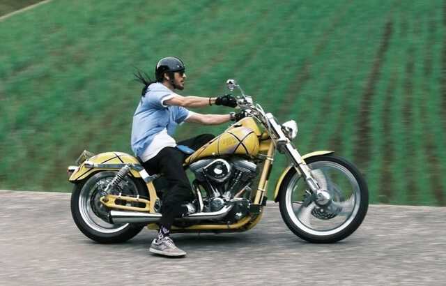 長瀬智也 】 バイクで自然の中を疾走 「1990s chopper.」|au Web