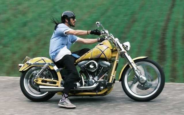 長瀬智也 】 バイクで自然の中を疾走 「1990s chopper.」|au Web