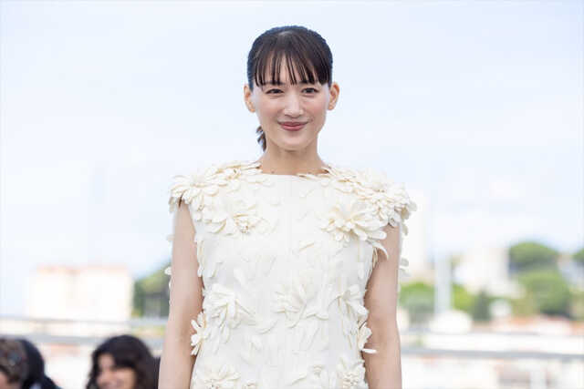 綾瀬はるか、フラワーモチーフの“大人かわいい”白ドレスで登場 カンヌ