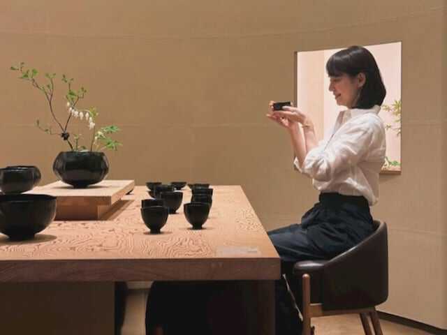 あぁ、やっぱり好き」石田ゆり子の美しい所作と姿勢に「麗しい」「可愛