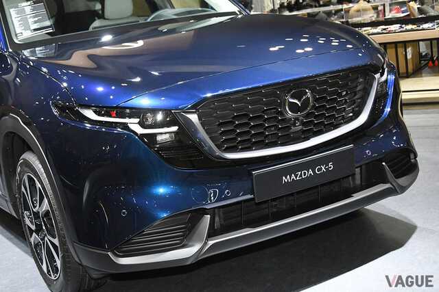 新たな個性“ネイビーブルーマイカ”をまとったマツダ新型「CX-5」を初