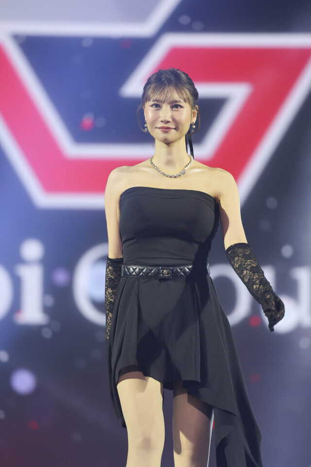 人気ライバー・みくみく、美デコルテ際立つ黒ドレスで存在感【LASTCALL