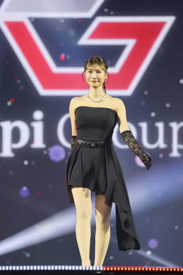 人気ライバー・みくみく、美デコルテ際立つ黒ドレスで存在感【LASTCALL