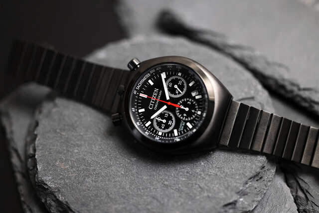 ナノカレント　アームチューブ 新品未開封 腕元を武骨に引き締めるシチズン「ツノクロノ」オールブラックモデル