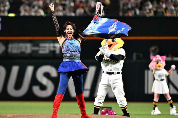 ソフトバンク】藤原紀香 キャッツアイ衣装で人生初のノーバン投球に