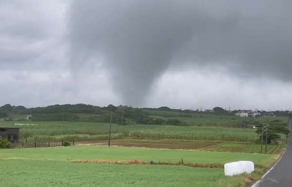 竜巻か？ 沖縄・小浜島で突風 ごみ箱飛ばされ倒木被害も 竹富町【動画
