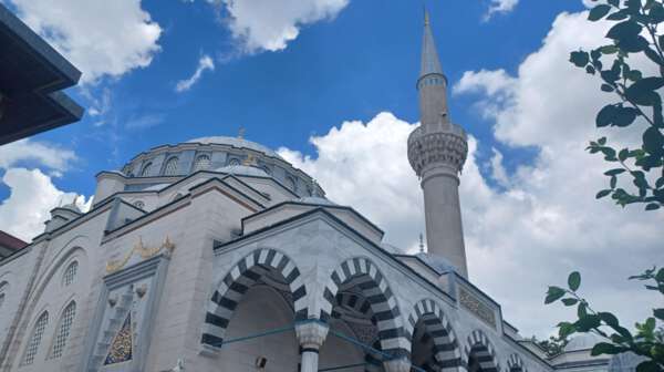 美しすぎるモスク「東京ジャーミイ」で映える写真撮影＆トルコランチを