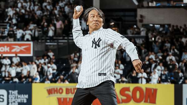 松井秀喜、ヤンキースタジアムで“凱旋始球式” 久々のピンストライプ姿