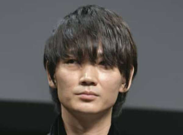 綾野剛がクリスマスに邂逅したのは、あの人気俳優だった？|au Web
