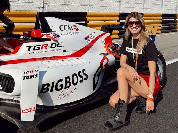 マギー スタイル良過ぎる」マギー、レーシングカーと共に美脚過ぎる姿に反響