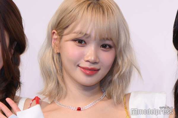 LE SSERAFIMチェウォン、オン眉で雰囲気ガラリ「お人形さん