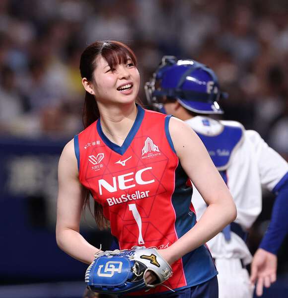 バレー女子 山田二千華が始球式 184センチの長身から堂々ノーバンの