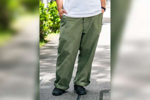 コムデギャルソン キルティングパンツ　カーキ 夏も人気絶好調な“カーキ”のパンツ。爽やかに取り入れた洒落た