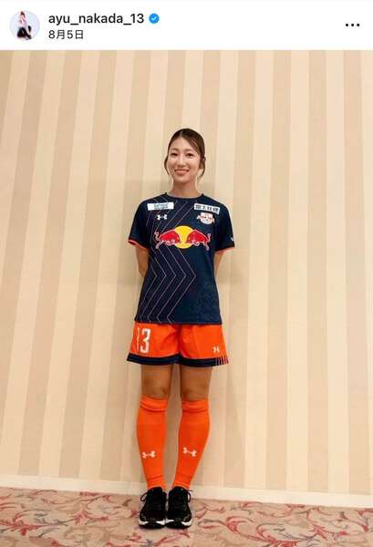 美女サッカー・仲田歩夢、髪おろして＆巻き髪カワイイユニ姿と