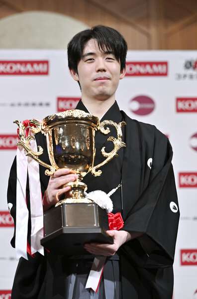藤井聡太棋王の就位式で新たな歴史を刻む