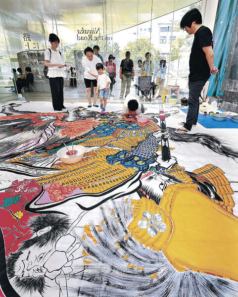 にわか」巨大武者絵完成 金沢21世紀美術館で公開制作 学生、観光客ら