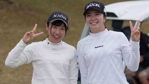 菅沼菜々＆堀琴音「個性的スイングのお二人」練習日の笑顔2ショットに