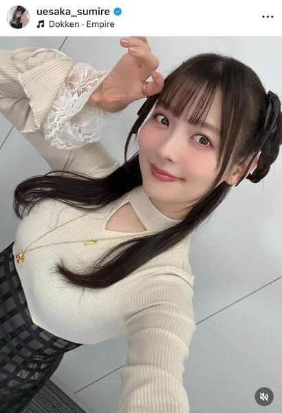 人気声優・上坂すみれ、ミニスカ×セーラー服姿で流し目にドキっ