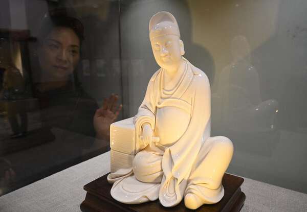 中国福建省で徳化陶磁の作品展 100点以上を展示|au Webポータル