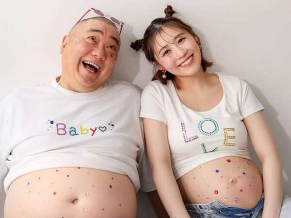 マタニティ lucky どっちがマタニティー」西野未姫、ポップなマタニティ家族ショットを