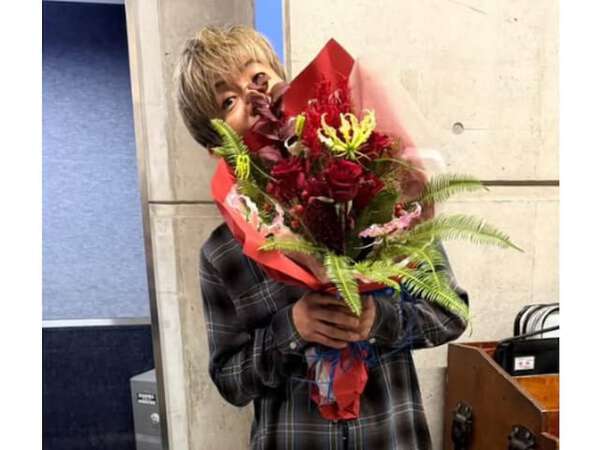 木村拓哉、仕事終わり花束を持つ姿を披露「スタッフのお陰でスムーズに