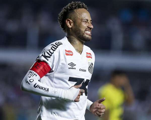 残留争いの17位サントスに大打撃！ ネイマールが左ひざ半月板損傷で