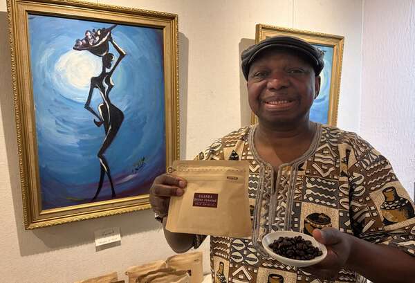ウガンダ出身農家が絵画展 コーヒー豆など販売、収益で母国支援|au Web