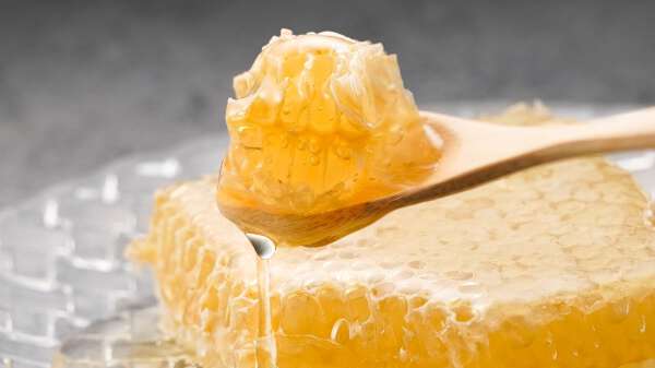 巣みつ（コムハニー）で栄養も美味しさも丸ごといただく。極上国産